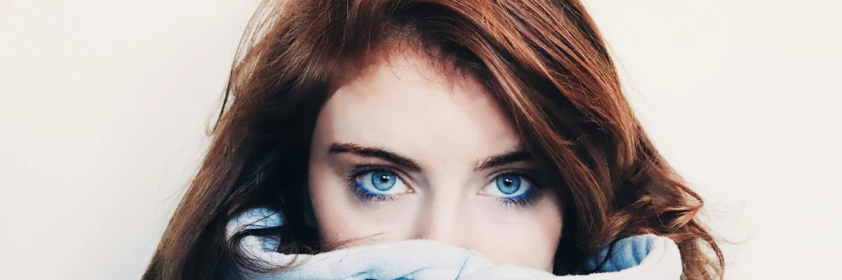 Maquillage permanent eye liner sur yeux bleus