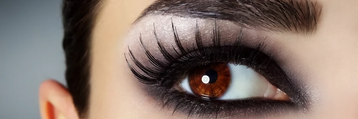 Maquillage permanent eye liner sur yeux bruns foncés
