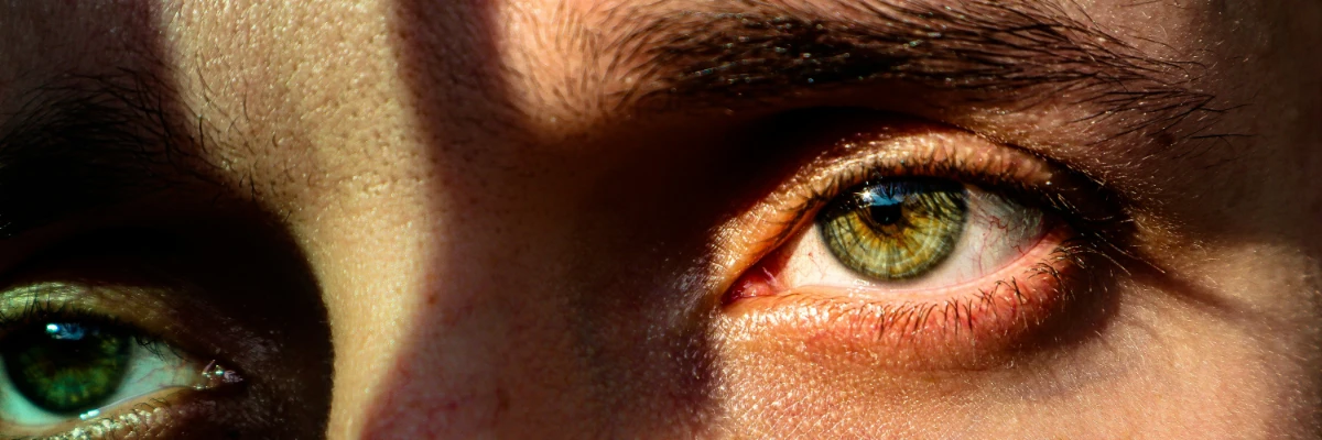 Maquillage permanent eye liner sur yeux verts